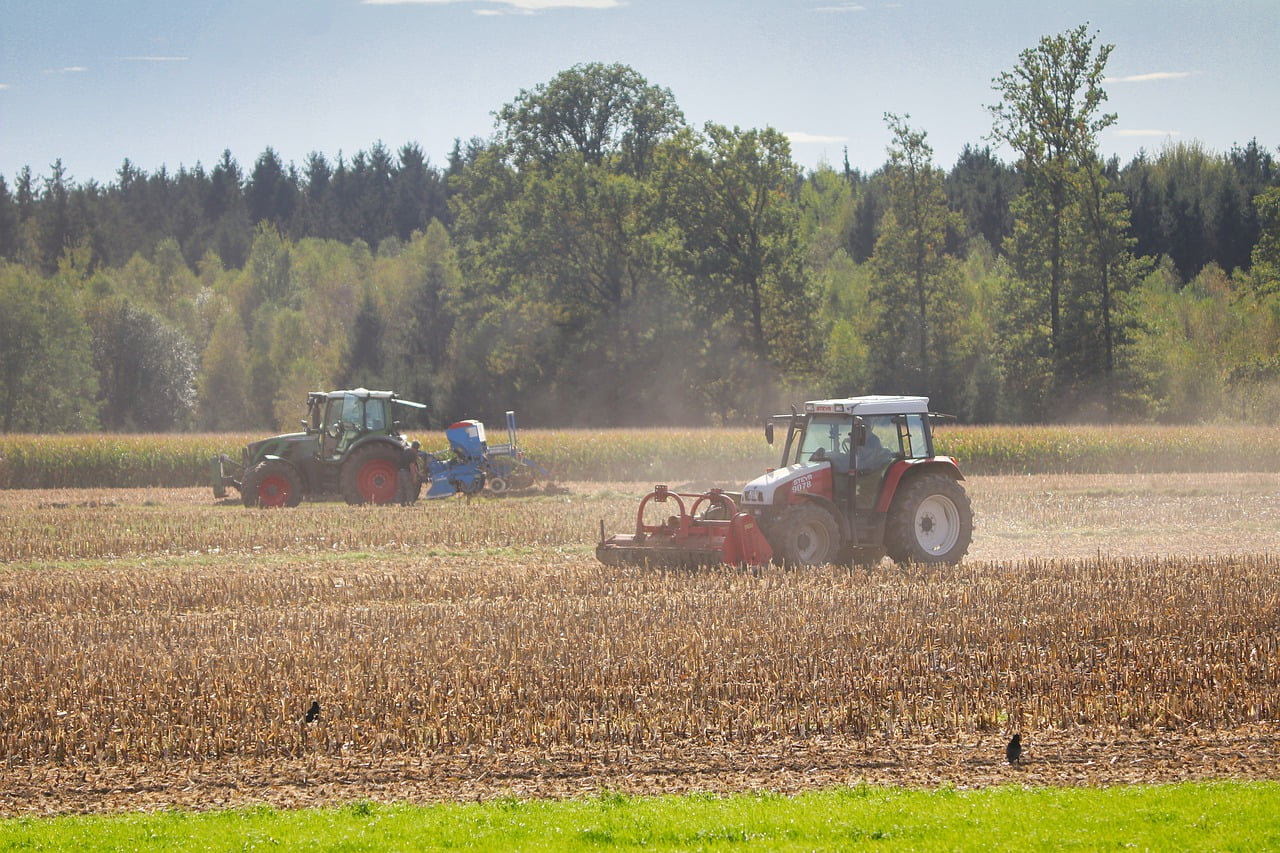 Agriculture Tractor Farmer Bauer  - planet_fox / Pixabay
