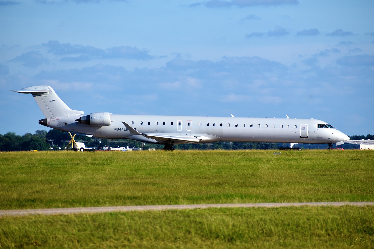 Airplane Aircraft Airport  - ArtisticOperations / Pixabay