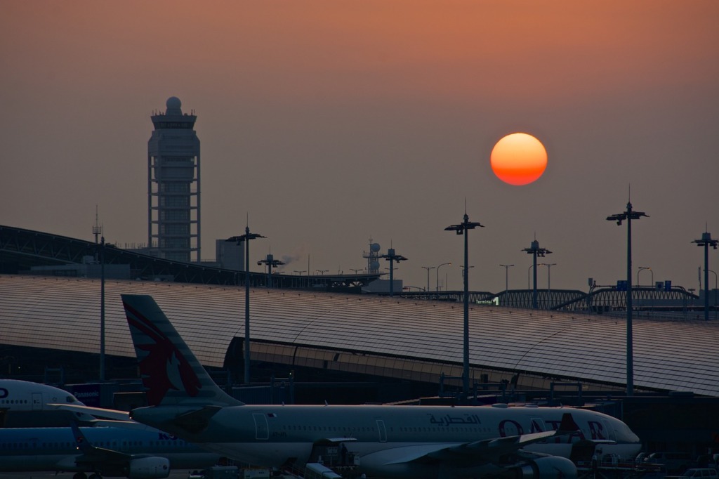 Airport Airplane Sunset Airfield  - lapisbleue / Pixabay