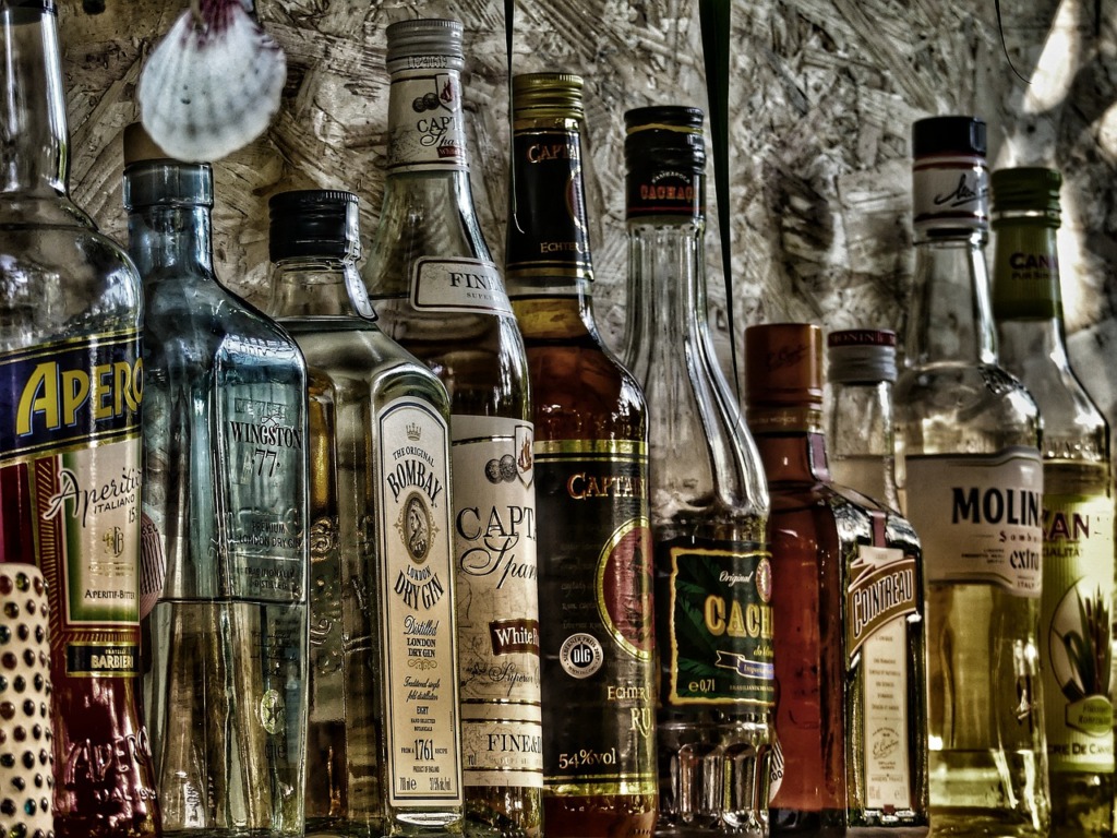 Alcohol Bottles Bar Beverages  - cocoparisienne / Pixabay