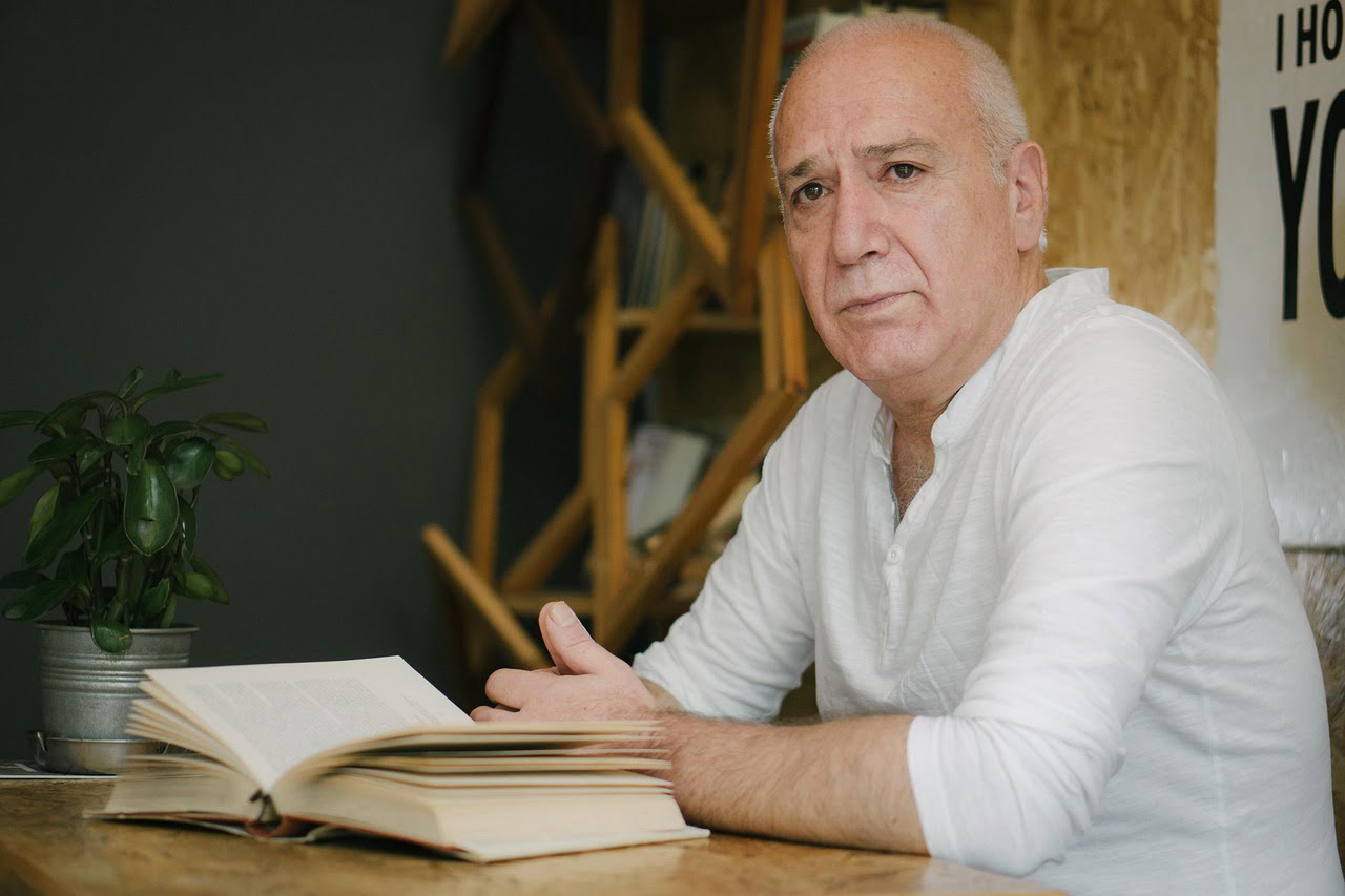 Alexis Karpouzos Spiritual Teacher  - meditationlife90 / Pixabay