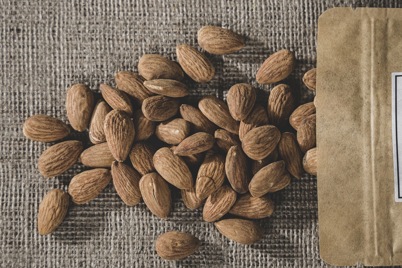 Almond Dried Fruits And Nuts Food  - Engin_Akyurt / Pixabay