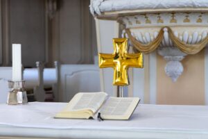 Altar Cross Bible Book Candle  - USA-Reiseblogger / Pixabay