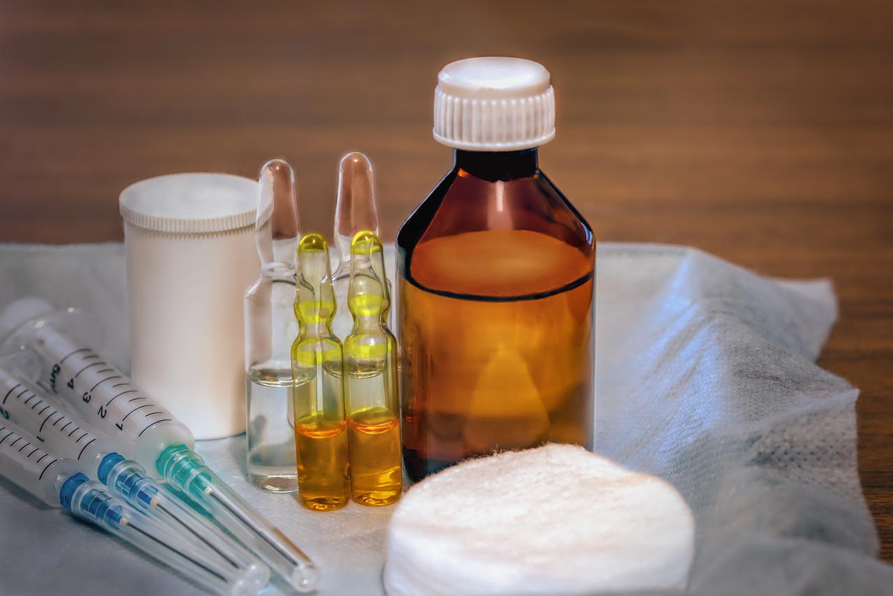 Ampoules Syringes Cotton Pads  - Michael-T / Pixabay
