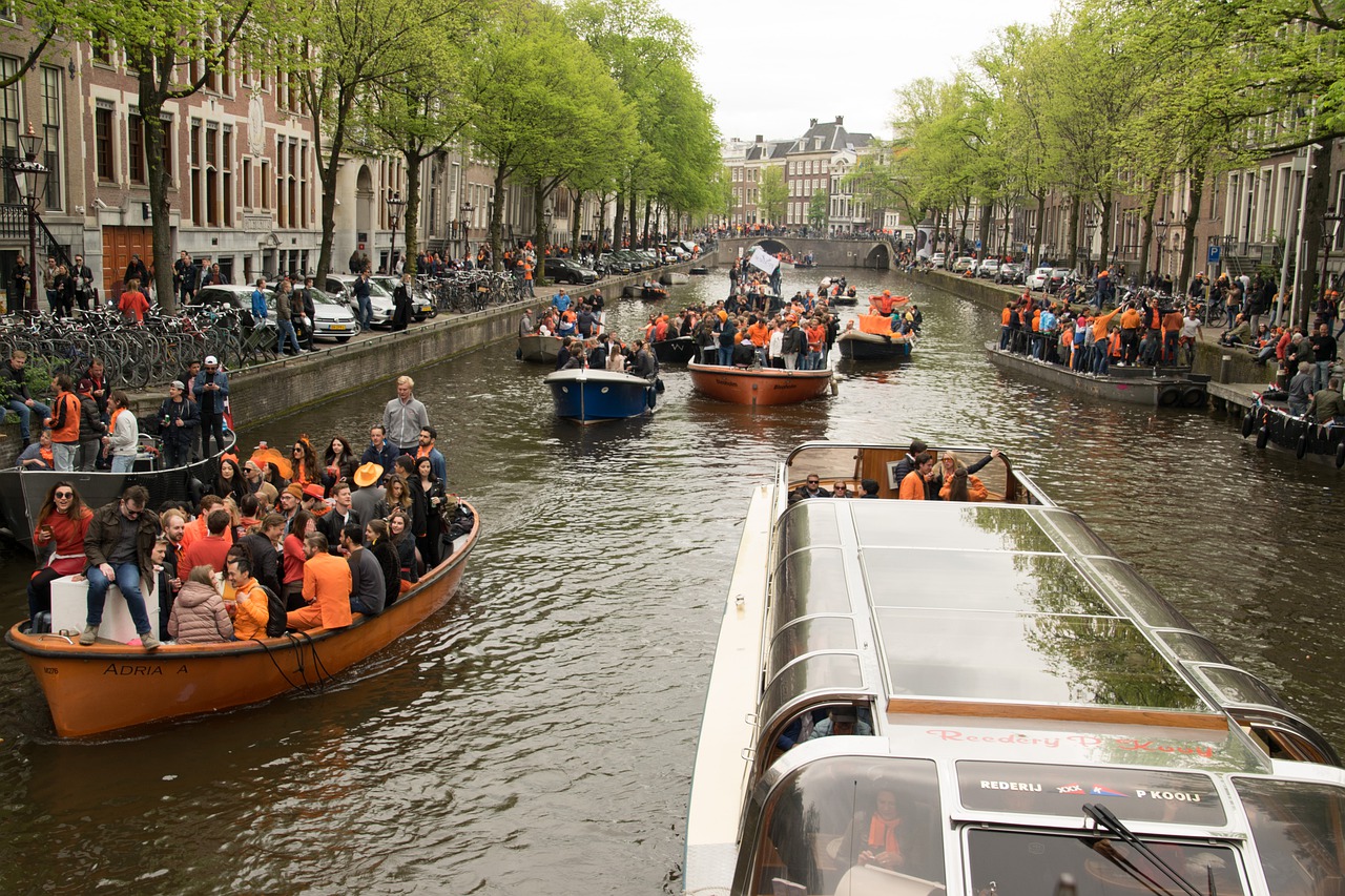 Amsterdam Canal King S Day - Ernestovdp / Pixabay