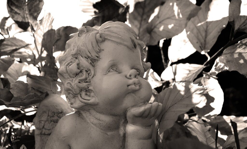 Angel Kiss Figure Sculpture  - neelam279 / Pixabay
