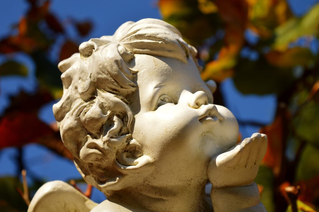 Angel Kiss Mouth Kusshand Statue  - neelam279 / Pixabay