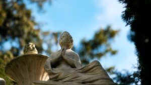 Angel Statue Sculpture Tombstone  - photoscene / Pixabay