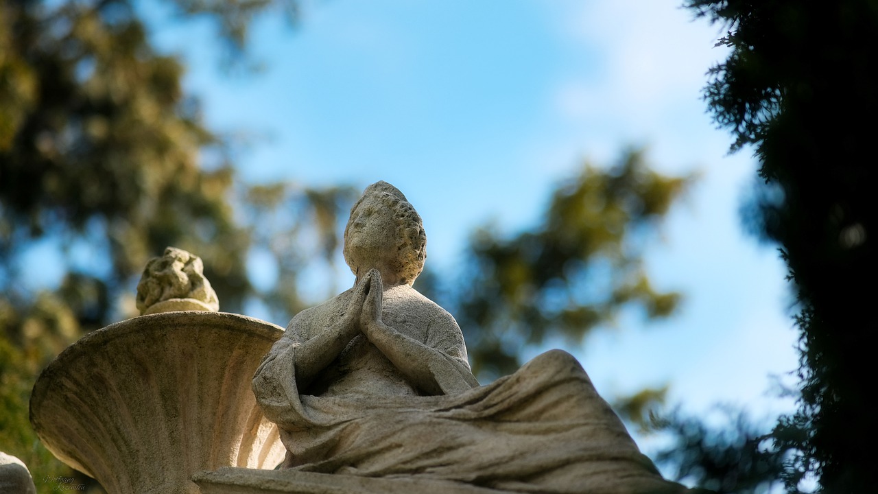 Angel Statue Sculpture Tombstone  - photoscene / Pixabay