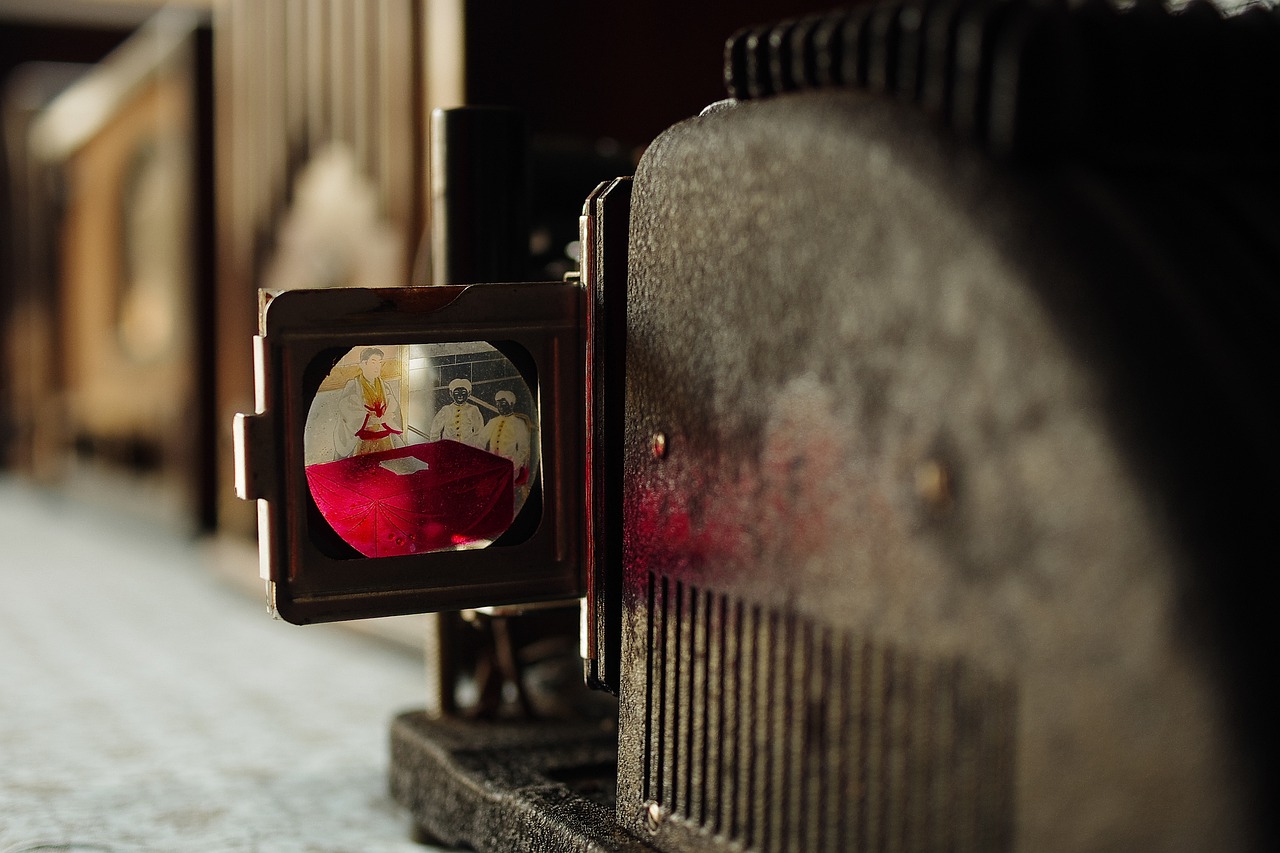 Antique Camera Cinema Retrospective - docyade78 / Pixabay
