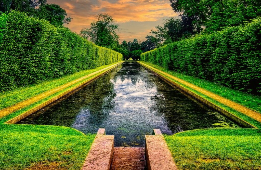 Antrim Castle Gardens Hedge Pond  - ambquinn / Pixabay