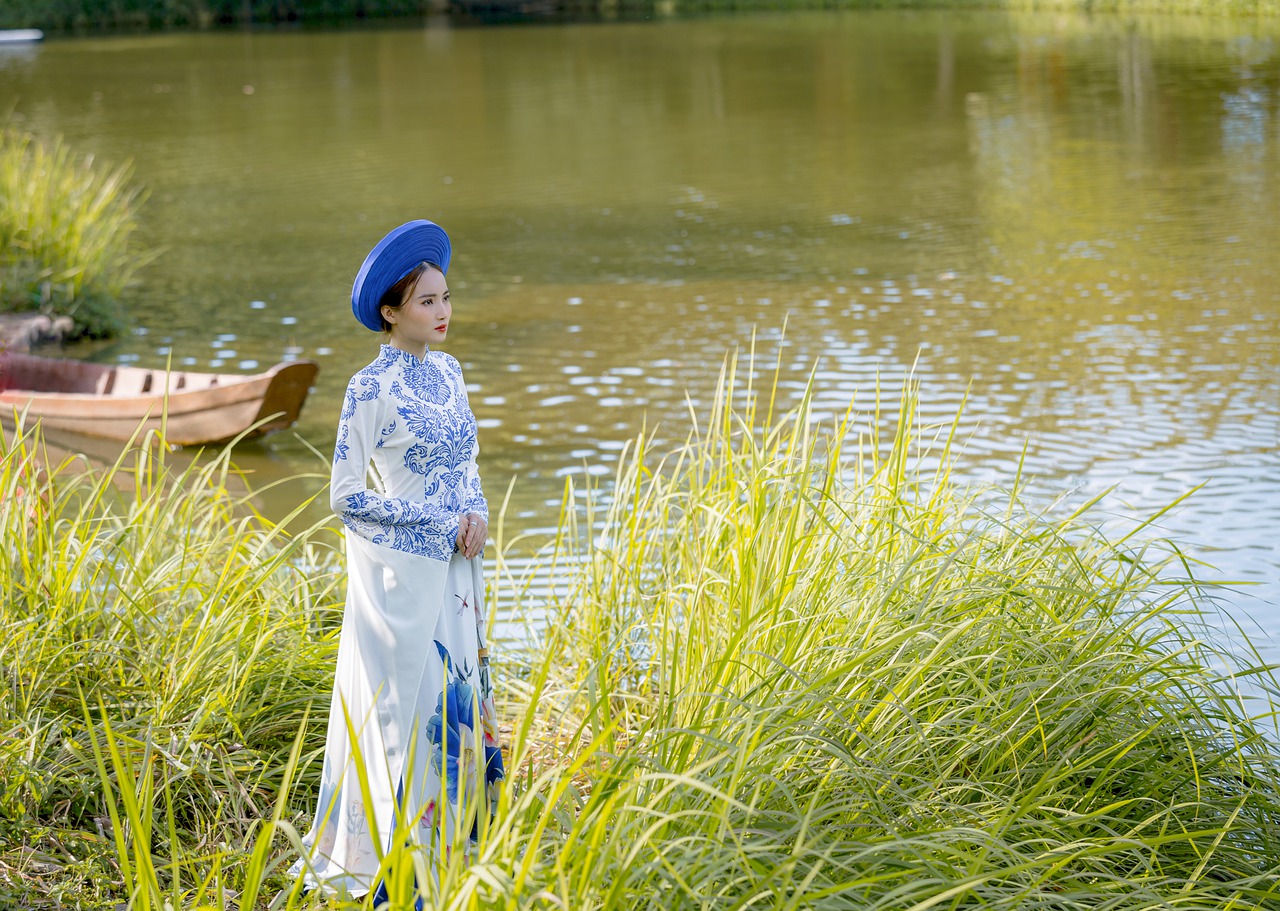 Ao Dai Fashion Woman Lake  - CaiHuuThanh / Pixabay