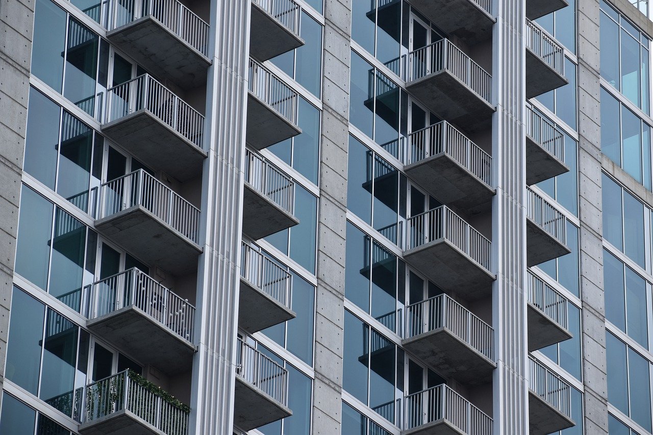 Apartment Building Hotel Balcony - ArtisticOperations / Pixabay