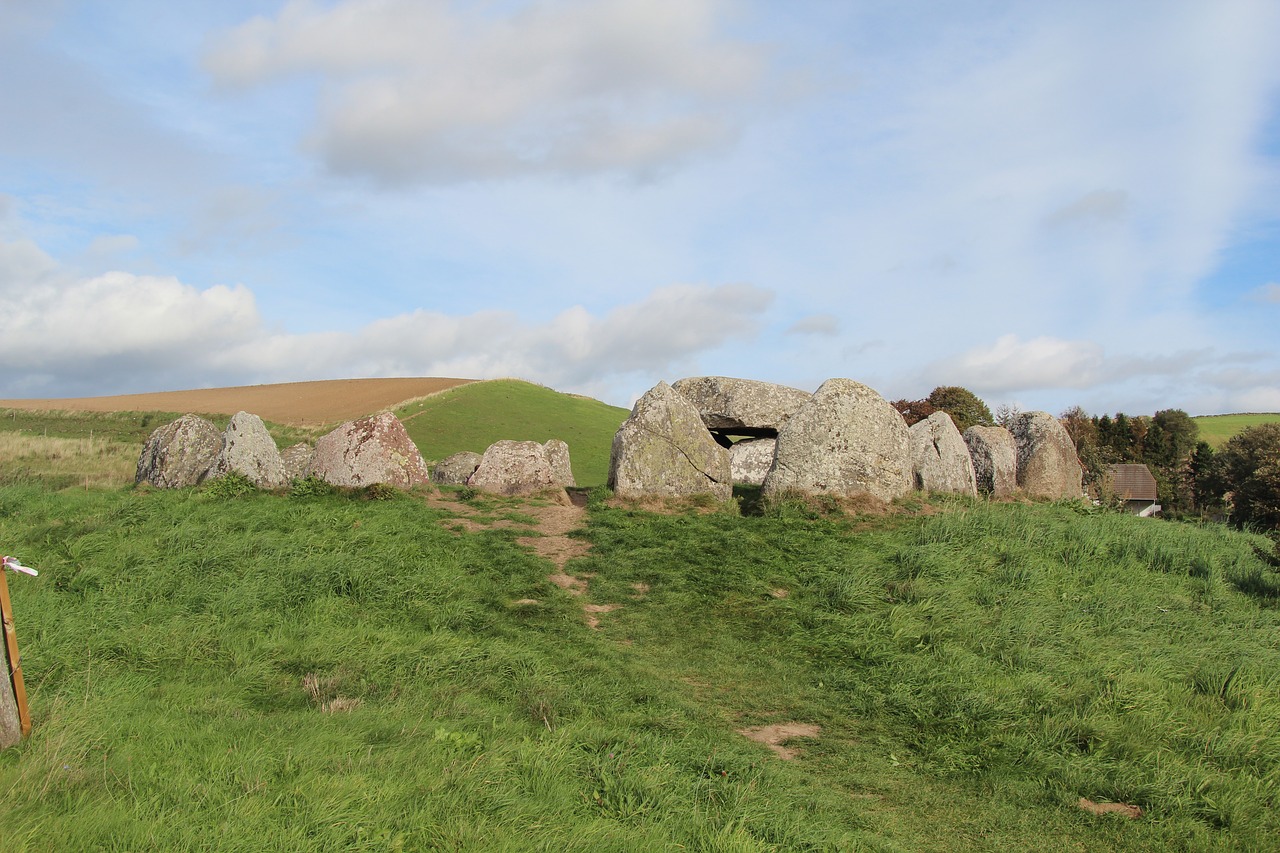 Archaeology Burial Mound Hill  - gerwitt / Pixabay