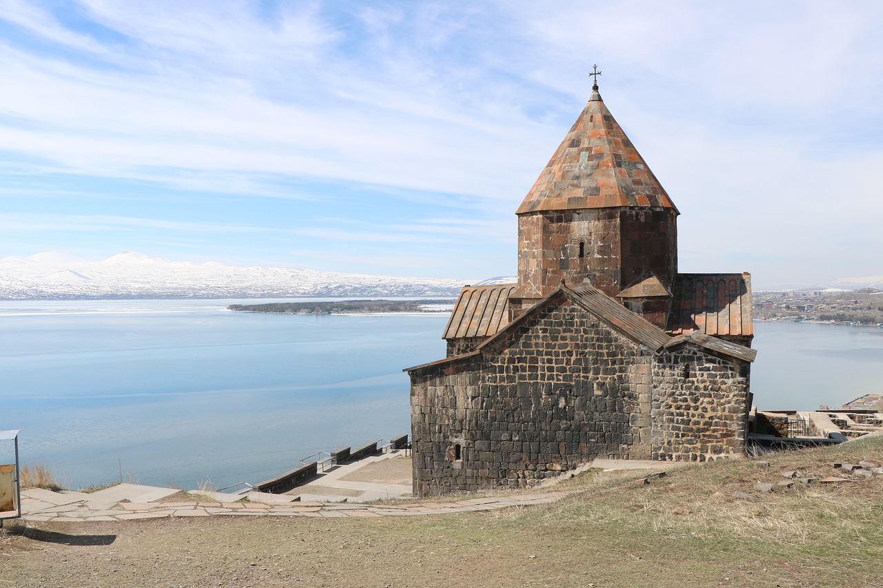 Armenia Sevan Lake Mountains - ivanovatsvetelina / Pixabay