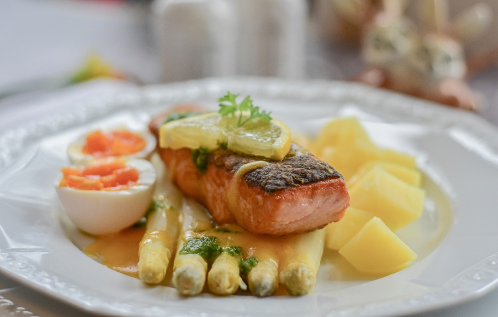 Asparagus Salmon Fish Table Dine  - RitaE / Pixabay