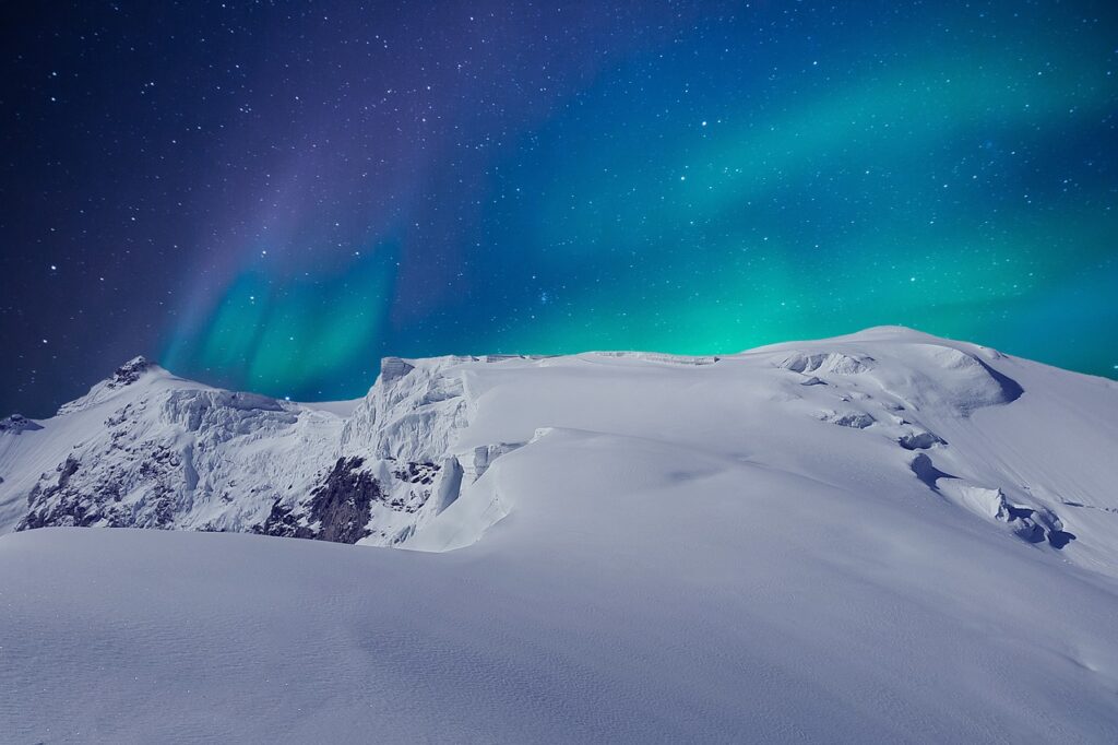 Aurora Borealis Mountain Snow  - flutie8211 / Pixabay