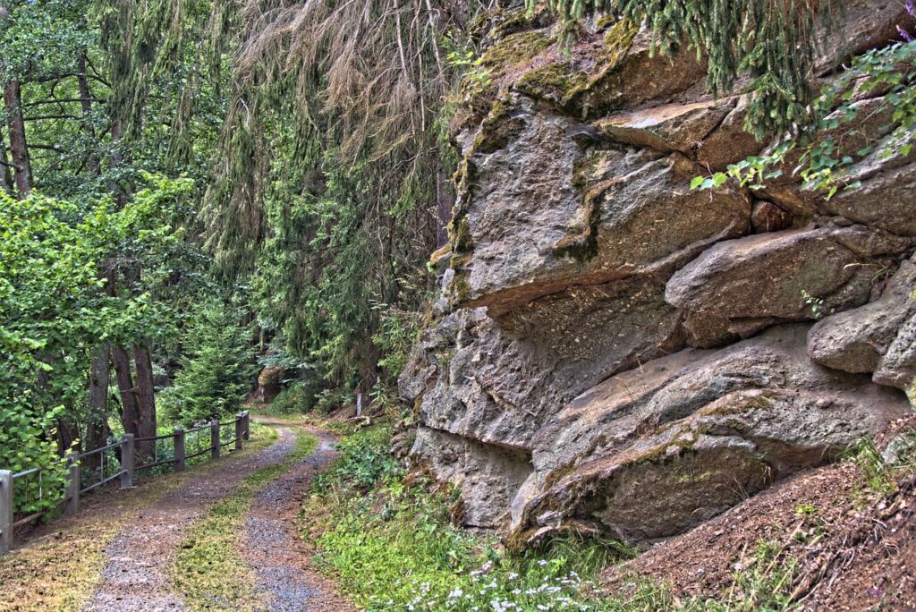 Away Trail Rock Stones Oh%C%e Valley  - anaterate / Pixabay