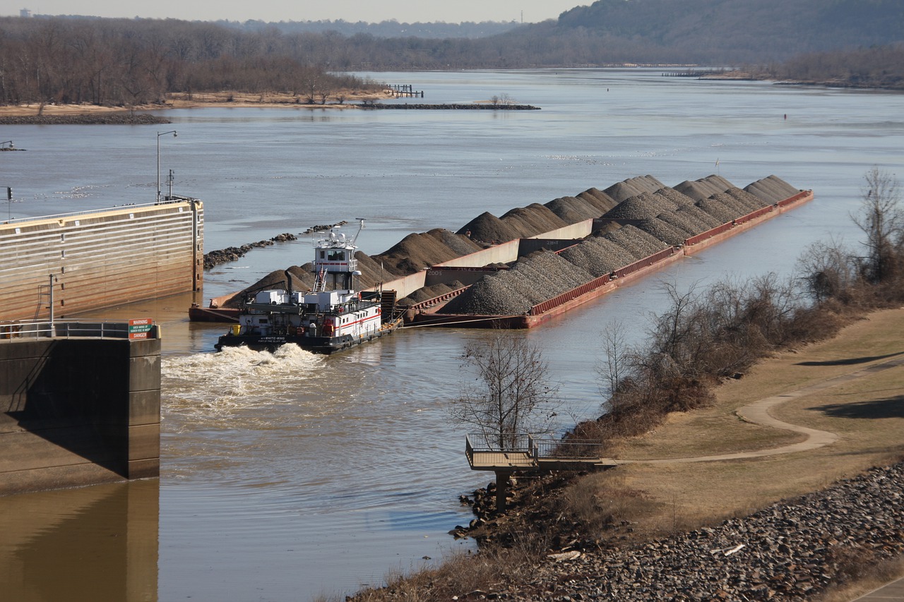 Barge On River Lock And Dam Boat - angel1238812 / Pixabay