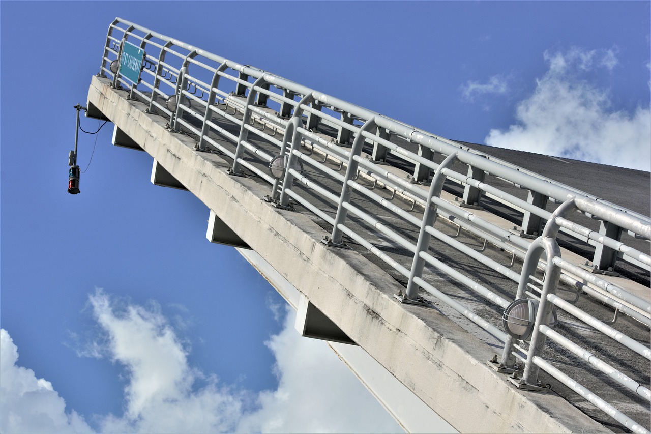 Bascule Bridge Section Raised Closeup  - Scottslm / Pixabay
