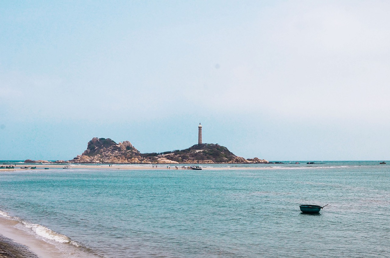 Beach Boat Sea Waves Island Water - lehang16899 / Pixabay
