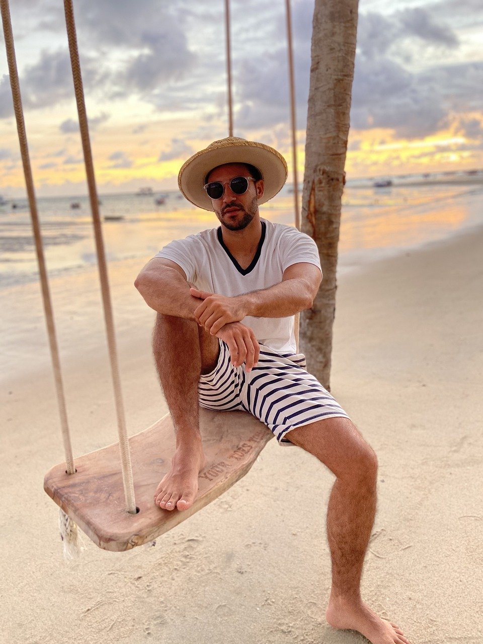 Beach Man Swing Hat Sunglasses - marcellabatista0667 / Pixabay