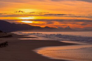 Beach Mountains Sunrise Silhouette  - Roy907 / Pixabay