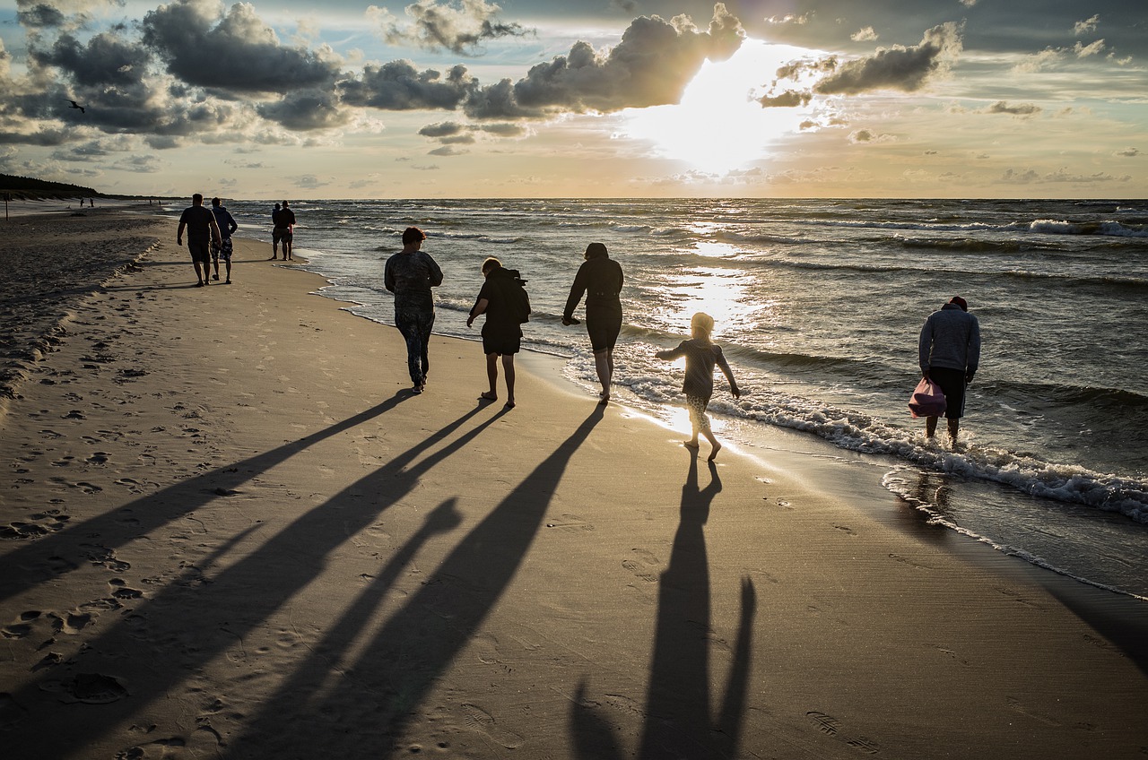 Beach People Sea Sand Footprints  - Hamsterfreund / Pixabay