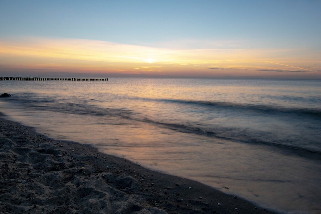 Beach Sea Sunset Dusk Evening  - Sinousxl / Pixabay