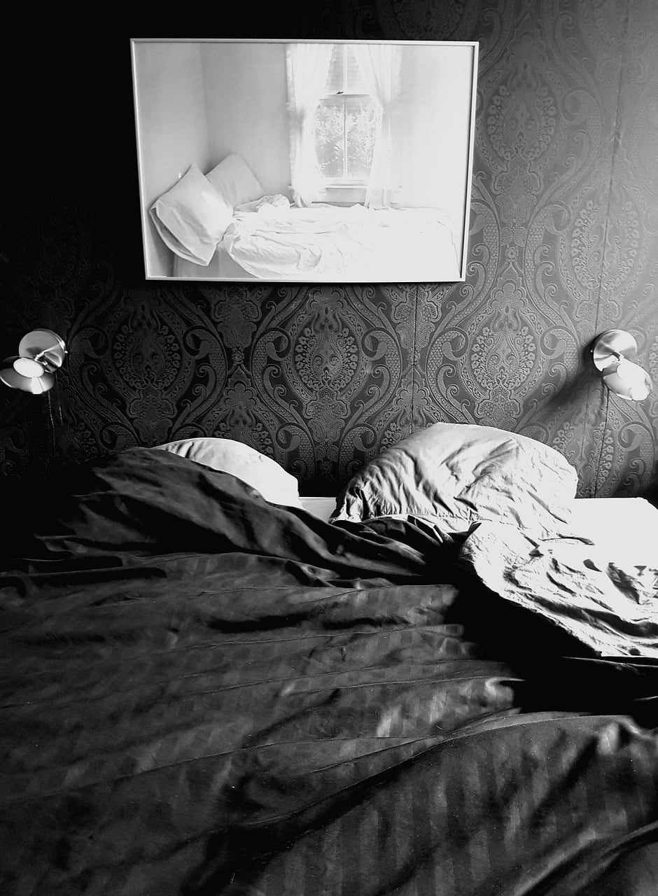 Bed Bedroom Sleep Room Bed Linen  - tvdrunen / Pixabay