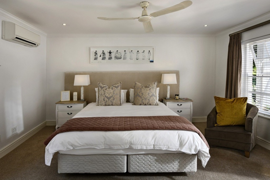 Bedroom Interior Design Bed Room  - peterweideman / Pixabay