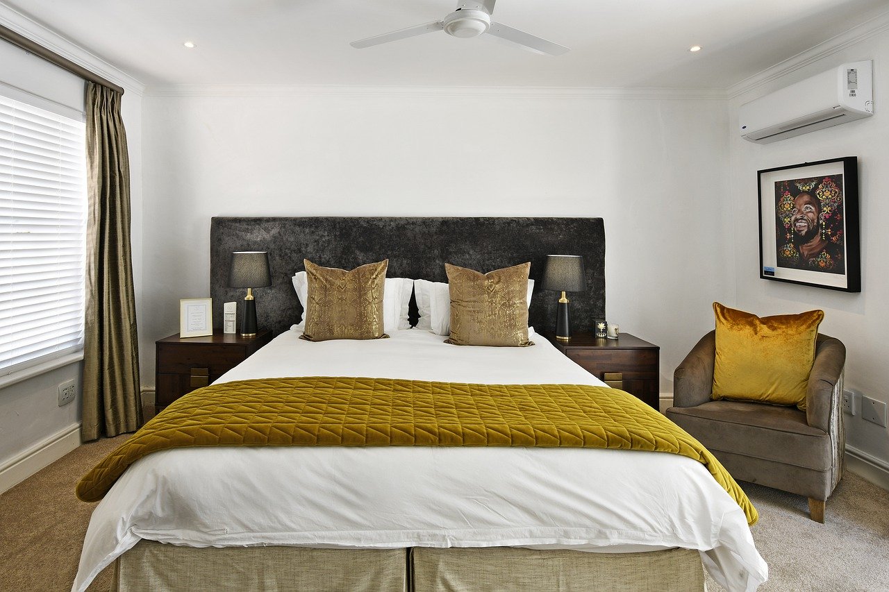 Bedroom Sleep Bed Hotel Room  - peterweideman / Pixabay