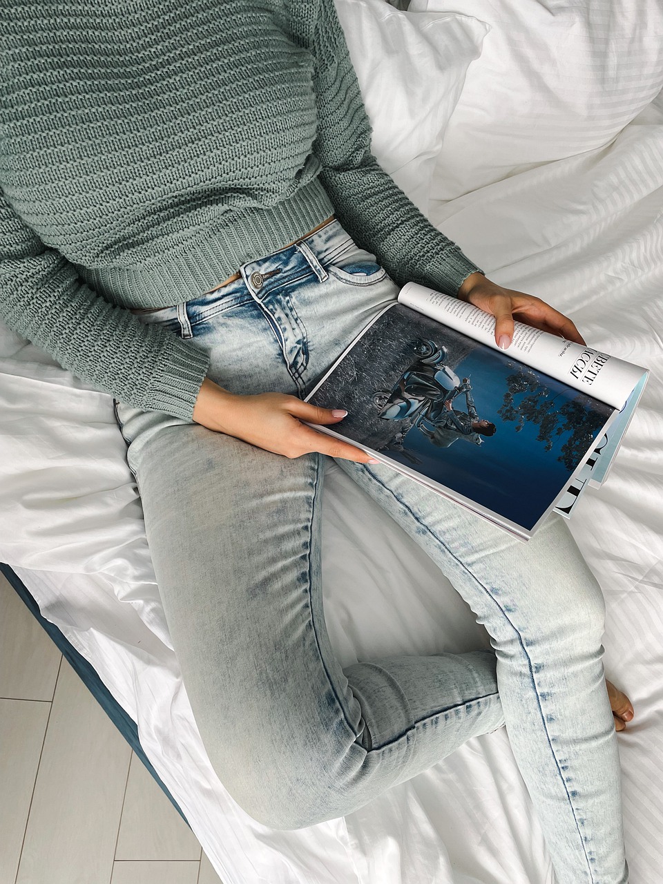 Bedroom Woman Reading Magazine  - OlgaVolkovitskaia / Pixabay