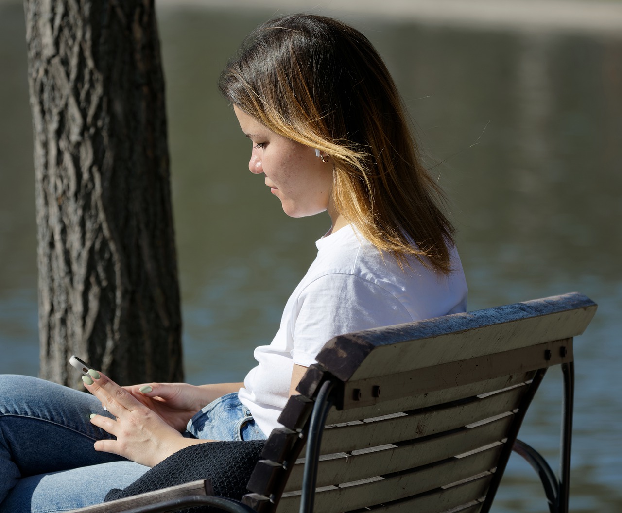 Bench Park Woman Phone Sitting  - Surprising_Shots / Pixabay