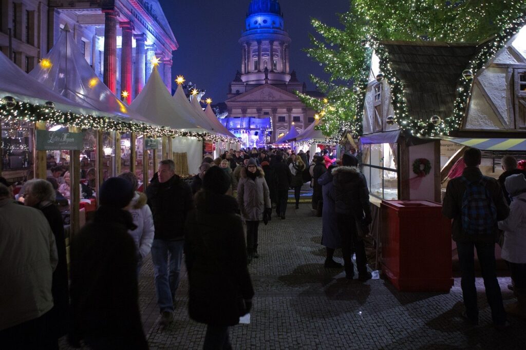 Berlin Christmas Market Visitors  - RonPorter / Pixabay