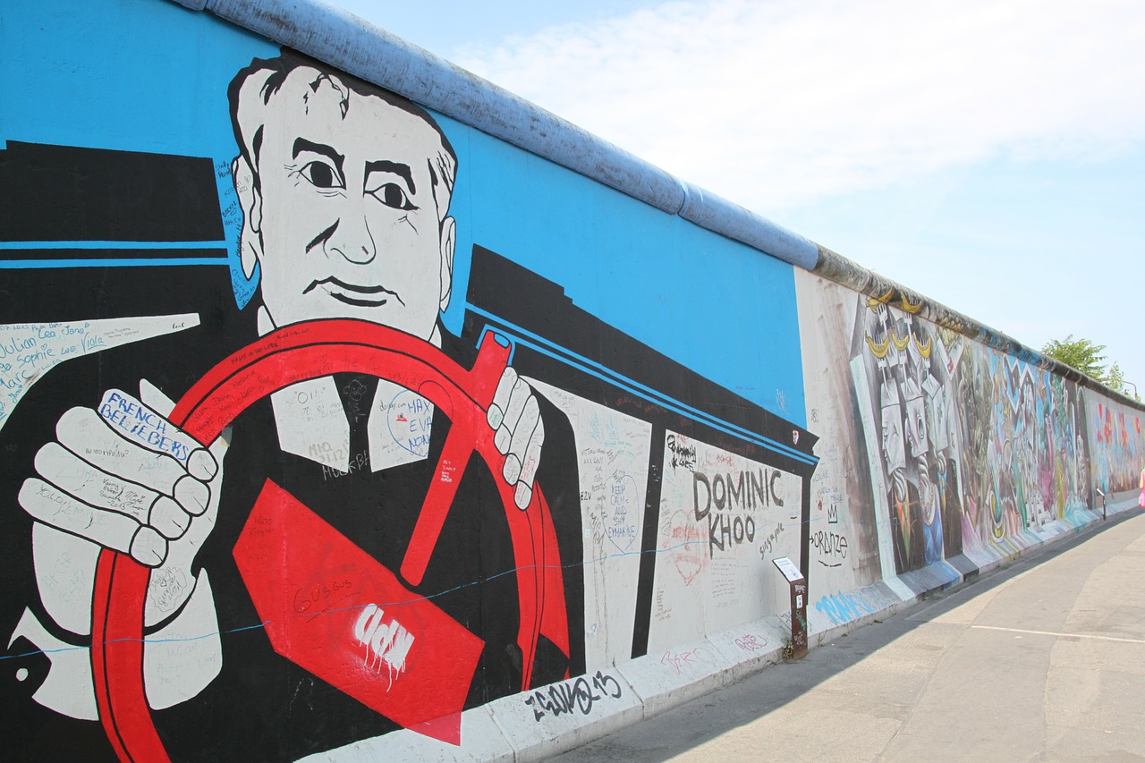 Berlin Wall Ddr Wall Architecture  - cocoparisienne / Pixabay