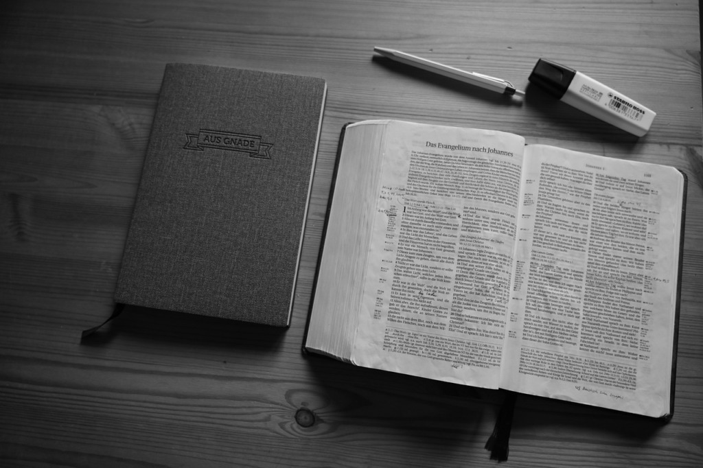 Bible Book Christianity Faith  - 23253920 / Pixabay