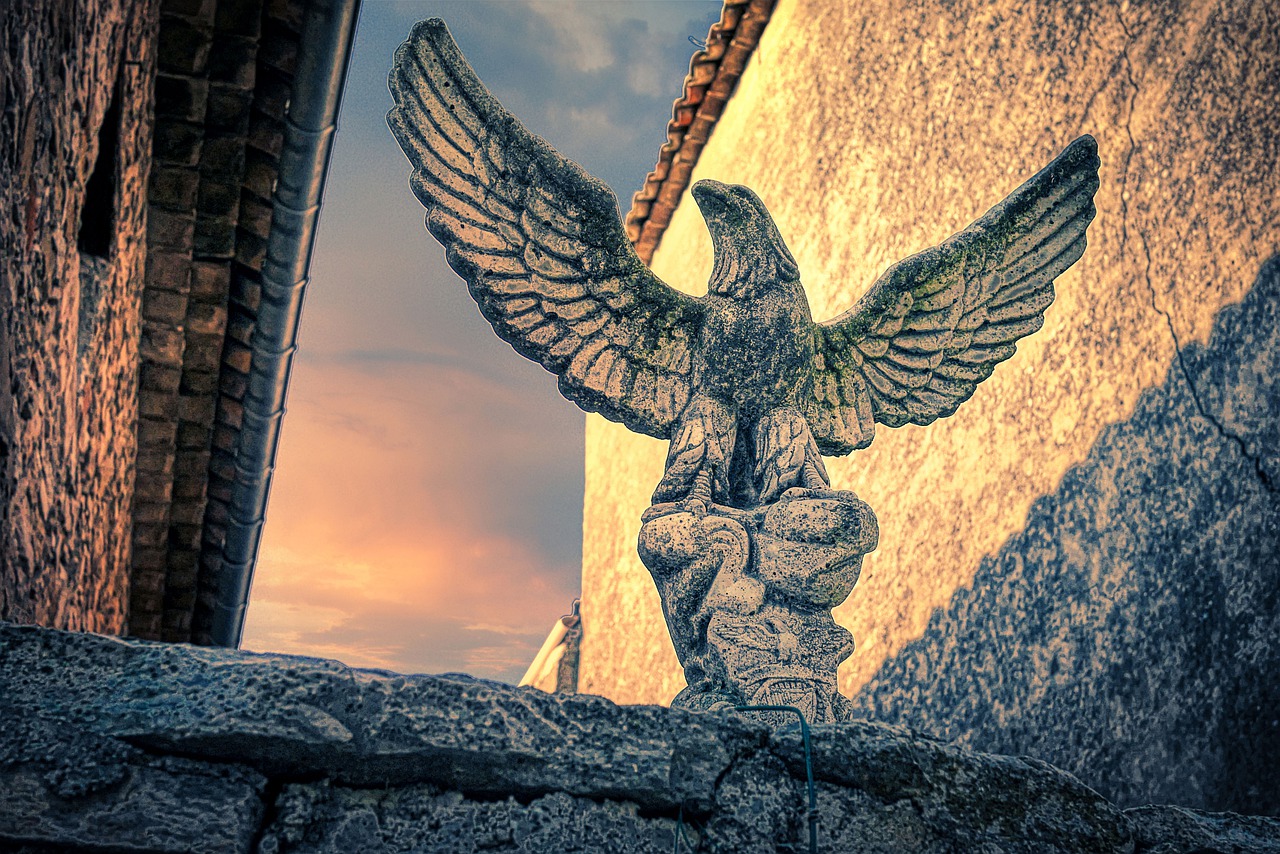 Bird Sculpture Stone Sculpture  - fietzfotos / Pixabay