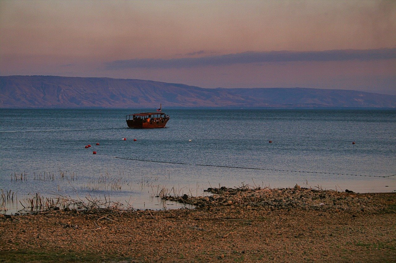 Boat Lake Coast Travel Sea Water  - dozemode / Pixabay