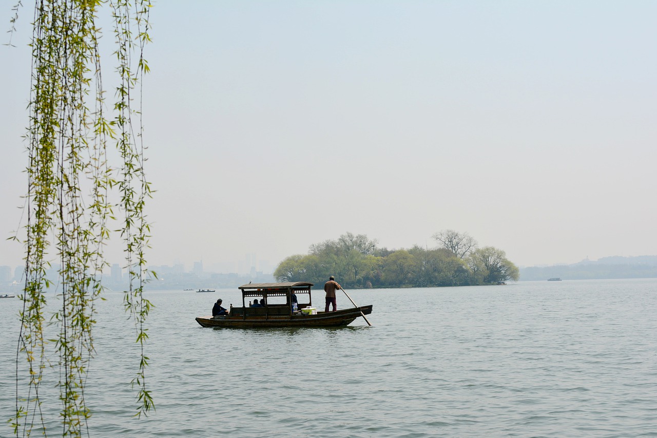 Boat Rowing Boat Lake Boat Tour - tongchang / Pixabay