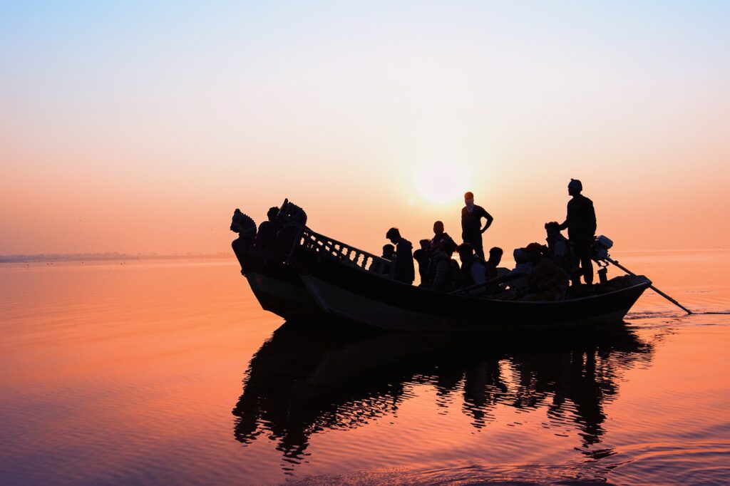 Boat Ship Men Group Silhouette  - Nishantskul / Pixabay