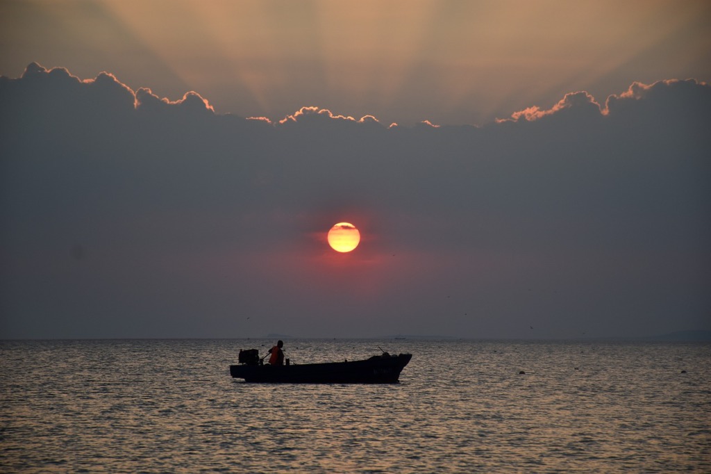 Boat Sunset Sea China Ocean Lake  - 江枫临雪 / Pixabay