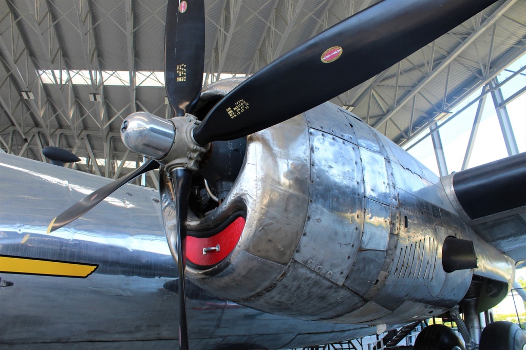 Bomber Military Propeller Vintage  - jotoya / Pixabay
