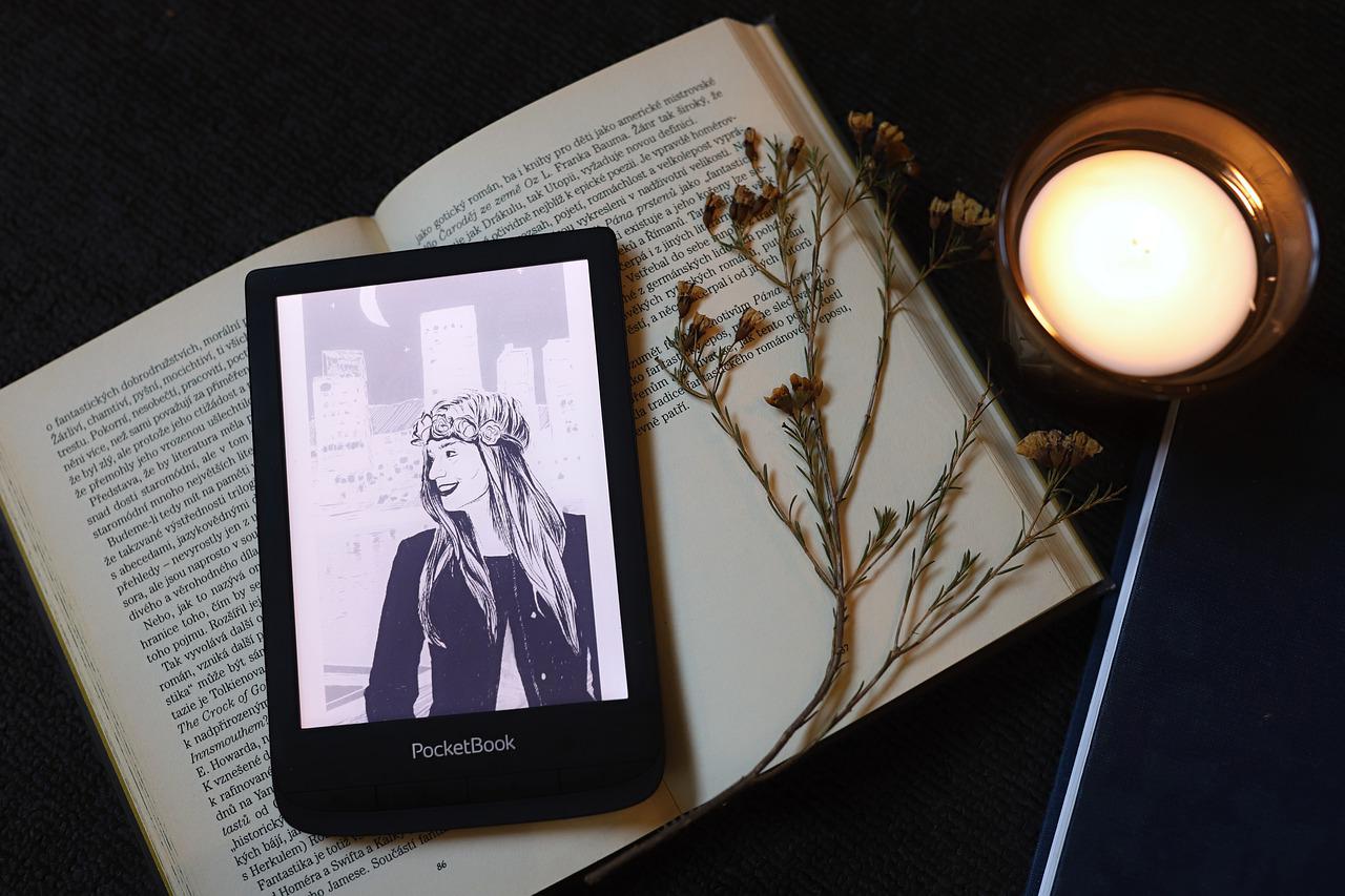 Book E Reader Flat Lay  - PetraSolajova / Pixabay
