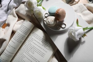 Book Macarons Roses Reading  - yogendras31 / Pixabay