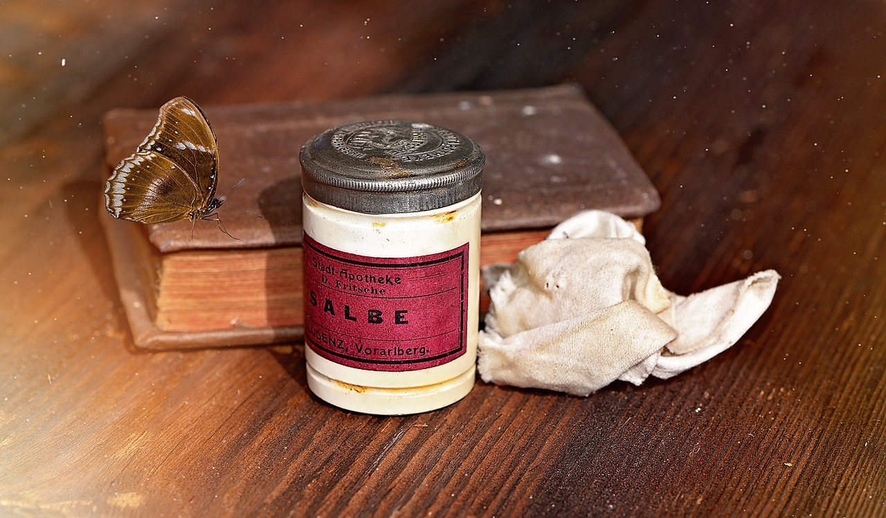 Book Old Antique Ointment Cloth - Pezibear / Pixabay