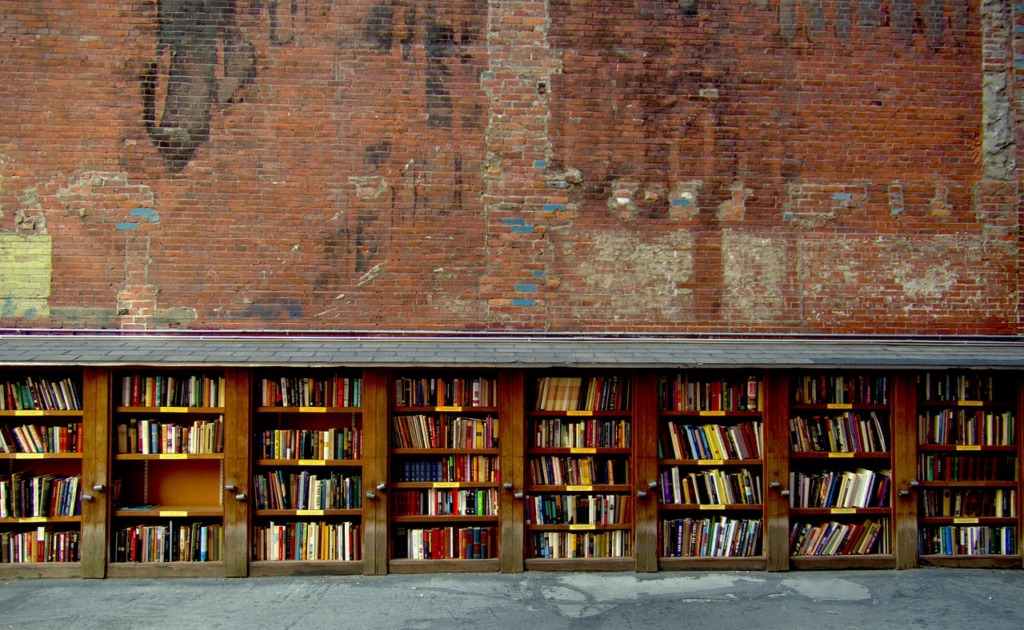 Book Shop Books Brick Wall Facade  - b52_Tresa / Pixabay