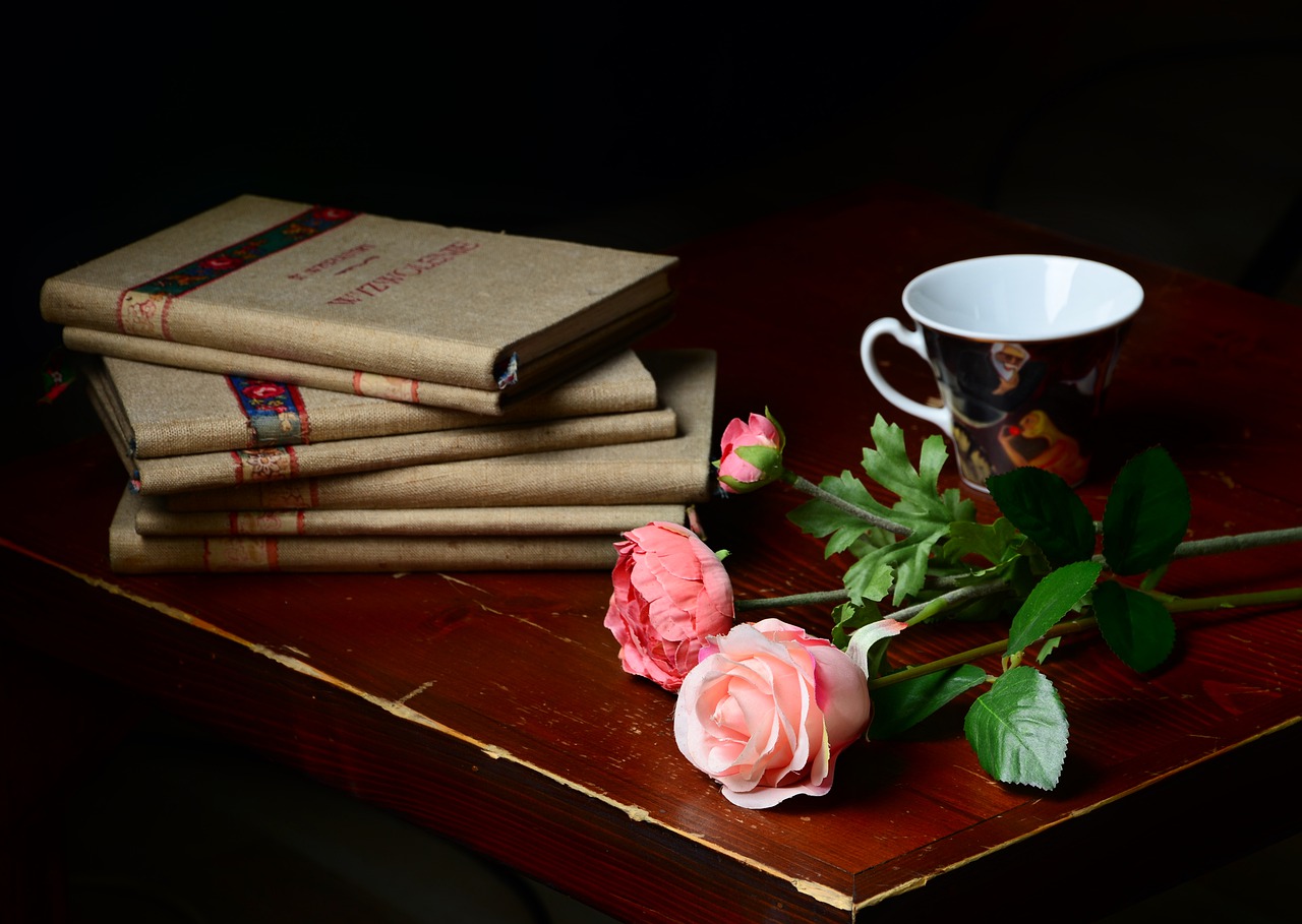 Books Roses Flowers Mug Cup Table  - JerzyGorecki / Pixabay