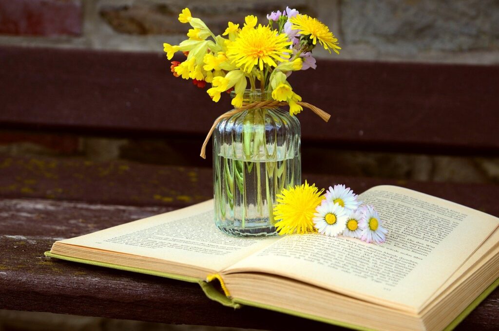 Bouquet Flower Vase Book Dandelions  - congerdesign / Pixabay