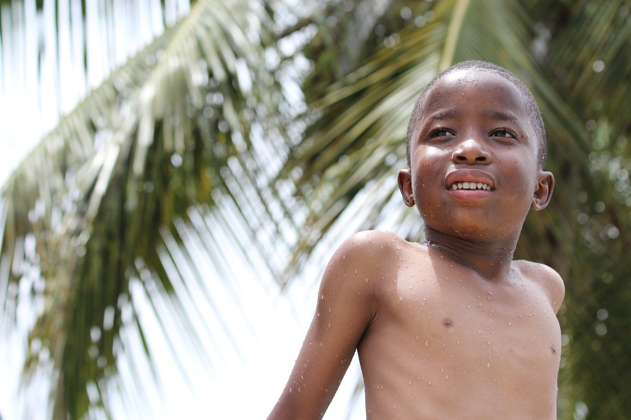Boy Kid Wet Summer Bathe Child  - cliverinne / Pixabay